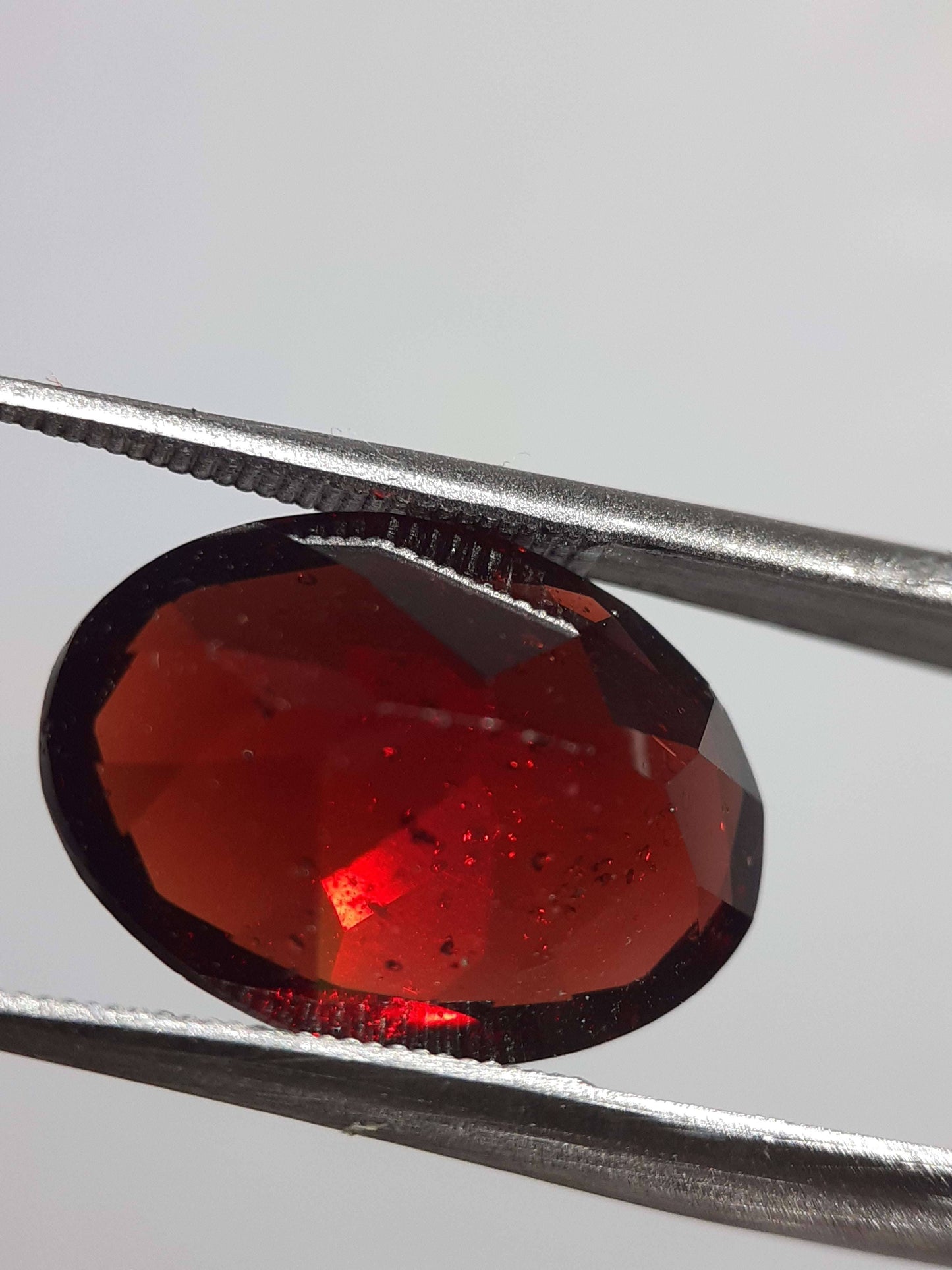 Natural orangy red Garnet - 6.14 ct - Oval - unheated - Africa - certified by NGB - Natural Gems Belgium