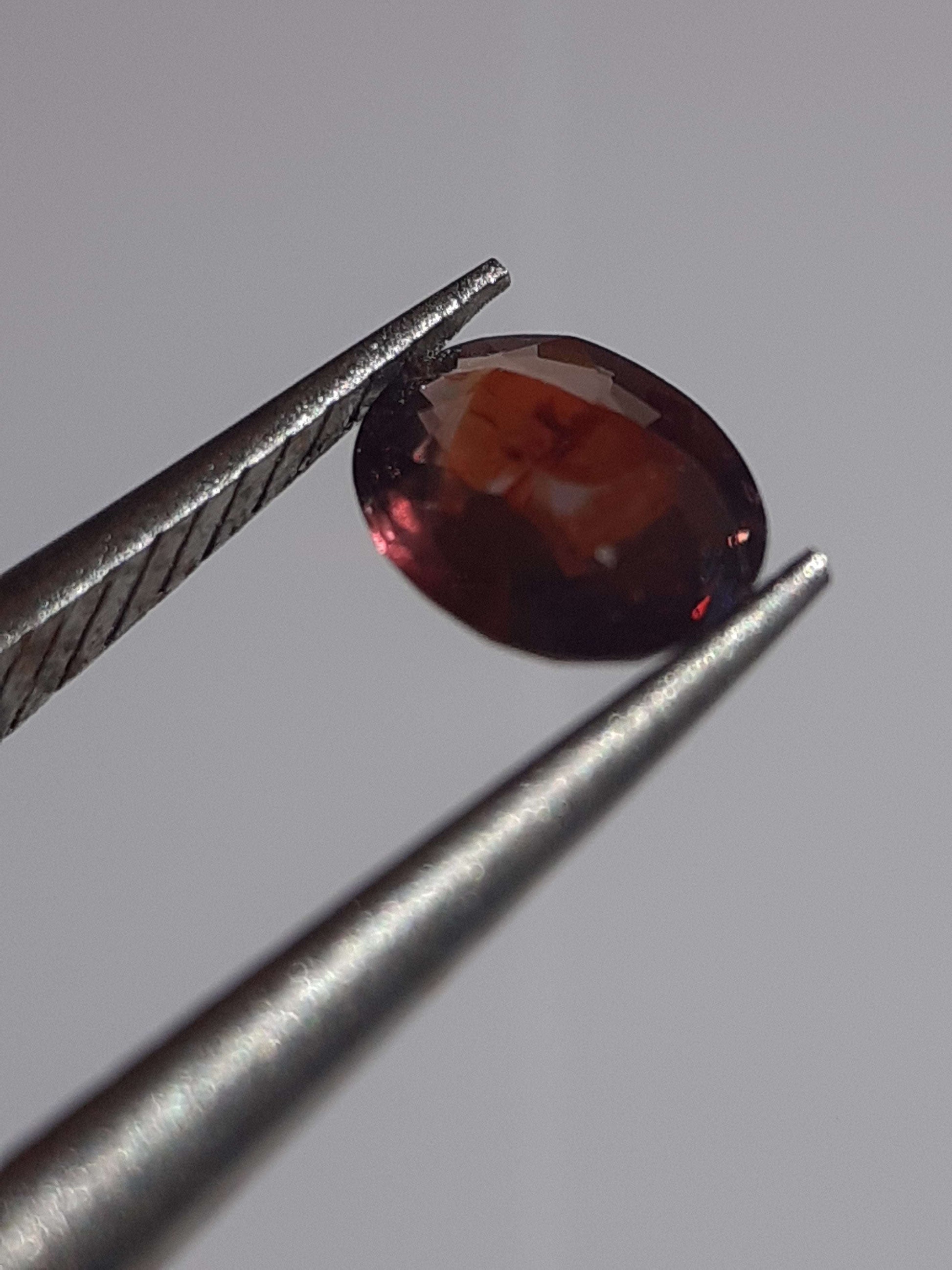 Natural orangy reddish purple Sapphire - 0.34 ct - oval - unheated - Tanzania - Certified by NGB - Natural Gems Belgium