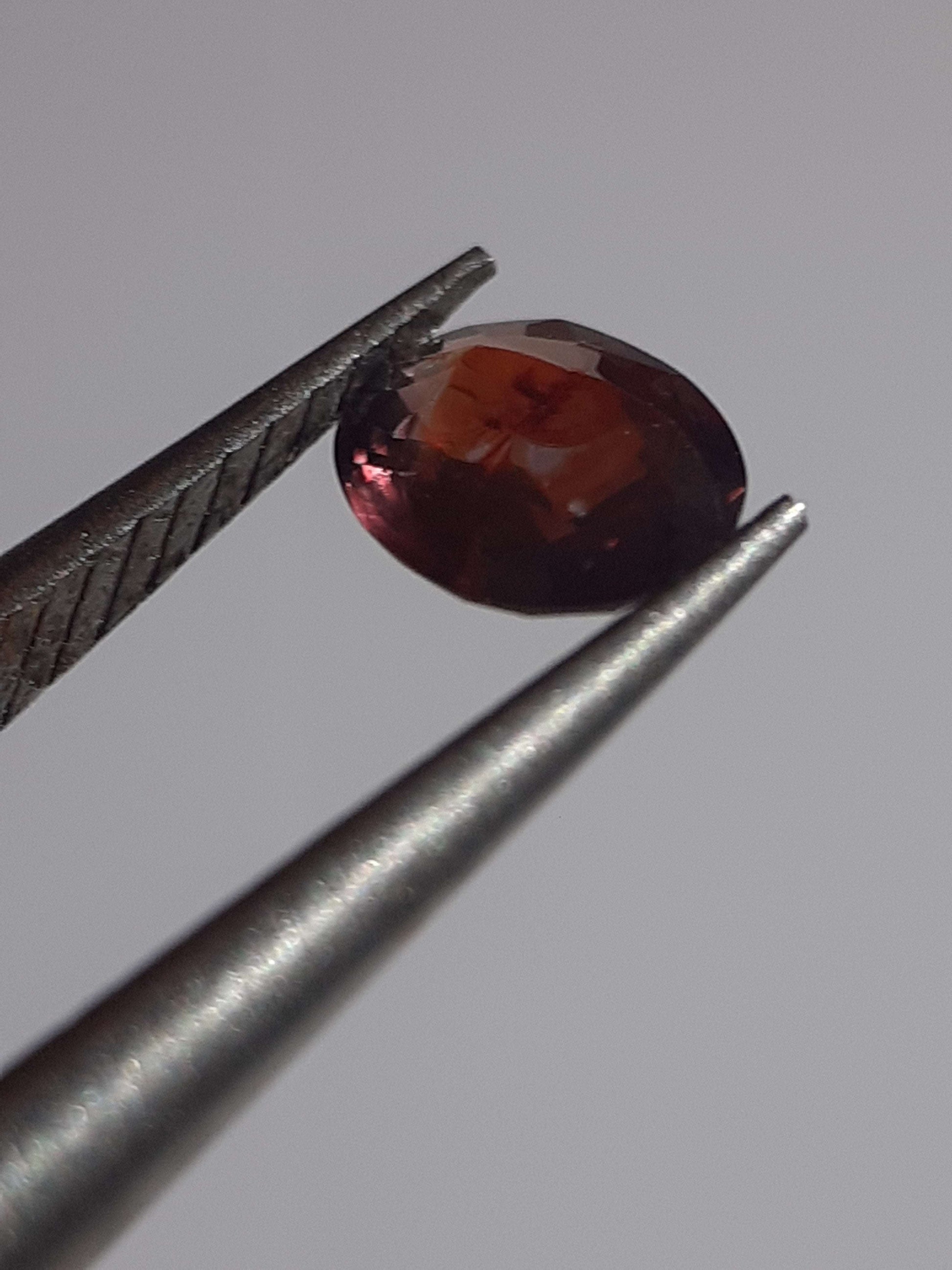 Natural orangy reddish purple Sapphire - 0.34 ct - oval - unheated - Tanzania - Certified by NGB - Natural Gems Belgium