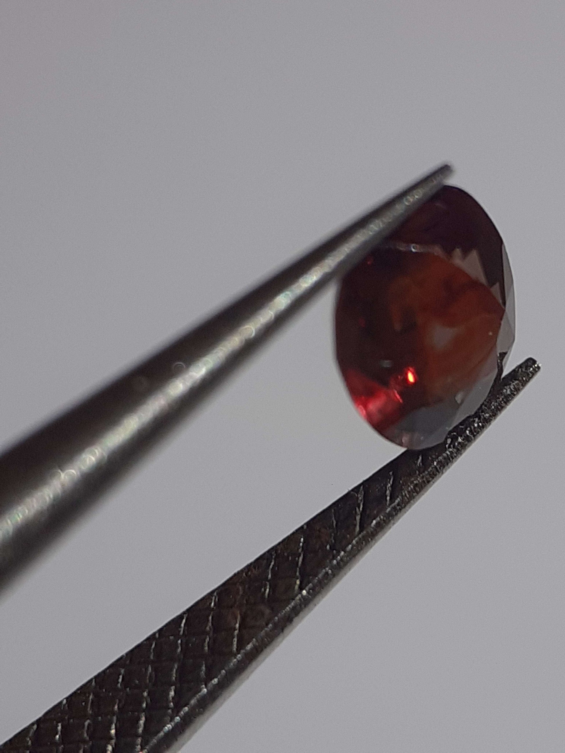 Natural orangy reddish purple Sapphire - 0.34 ct - oval - unheated - Tanzania - Certified by NGB - Natural Gems Belgium