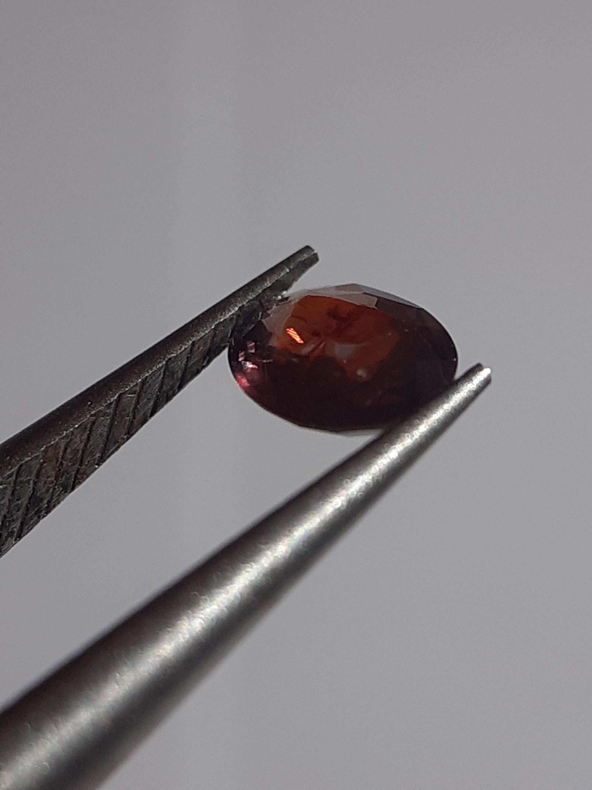 Natural orangy reddish purple Sapphire - 0.34 ct - oval - unheated - Tanzania - Certified by NGB - Natural Gems Belgium