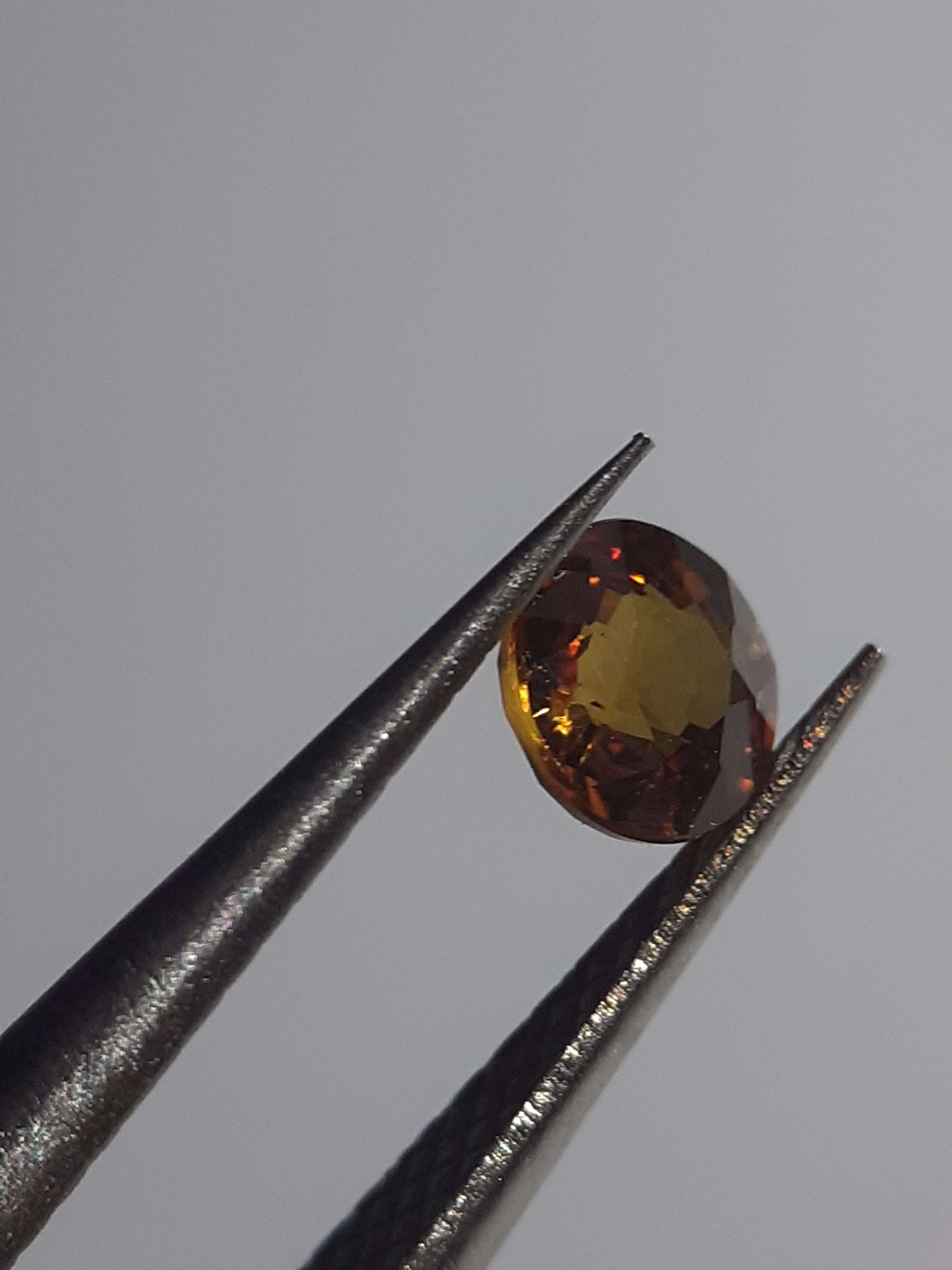 Natural orangy Yellow Sapphire - 0.34ct - round - Beryllium treated - Certified by NGB - Natural Gems Belgium