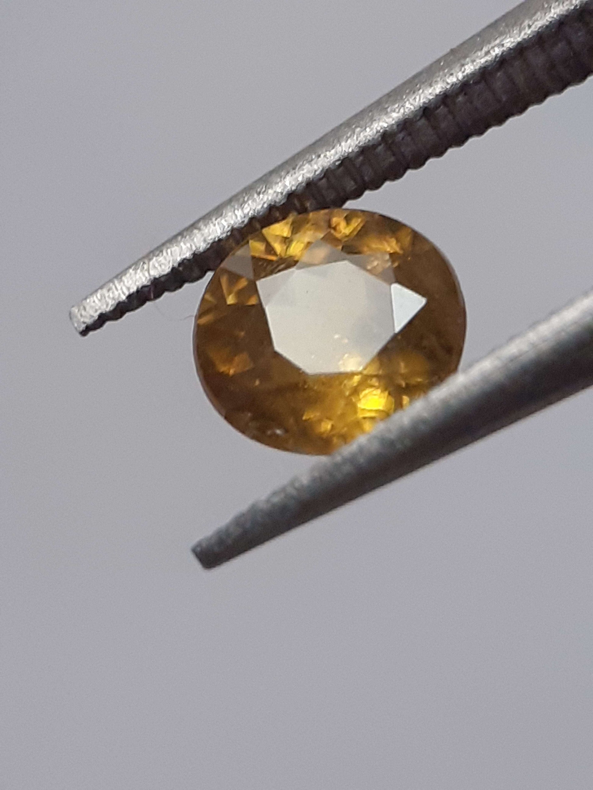 Natural orangy yellow shpene - 0.47 ct - round - unheated - sparkles A+ - certified by NGB - Natural Gems Belgium