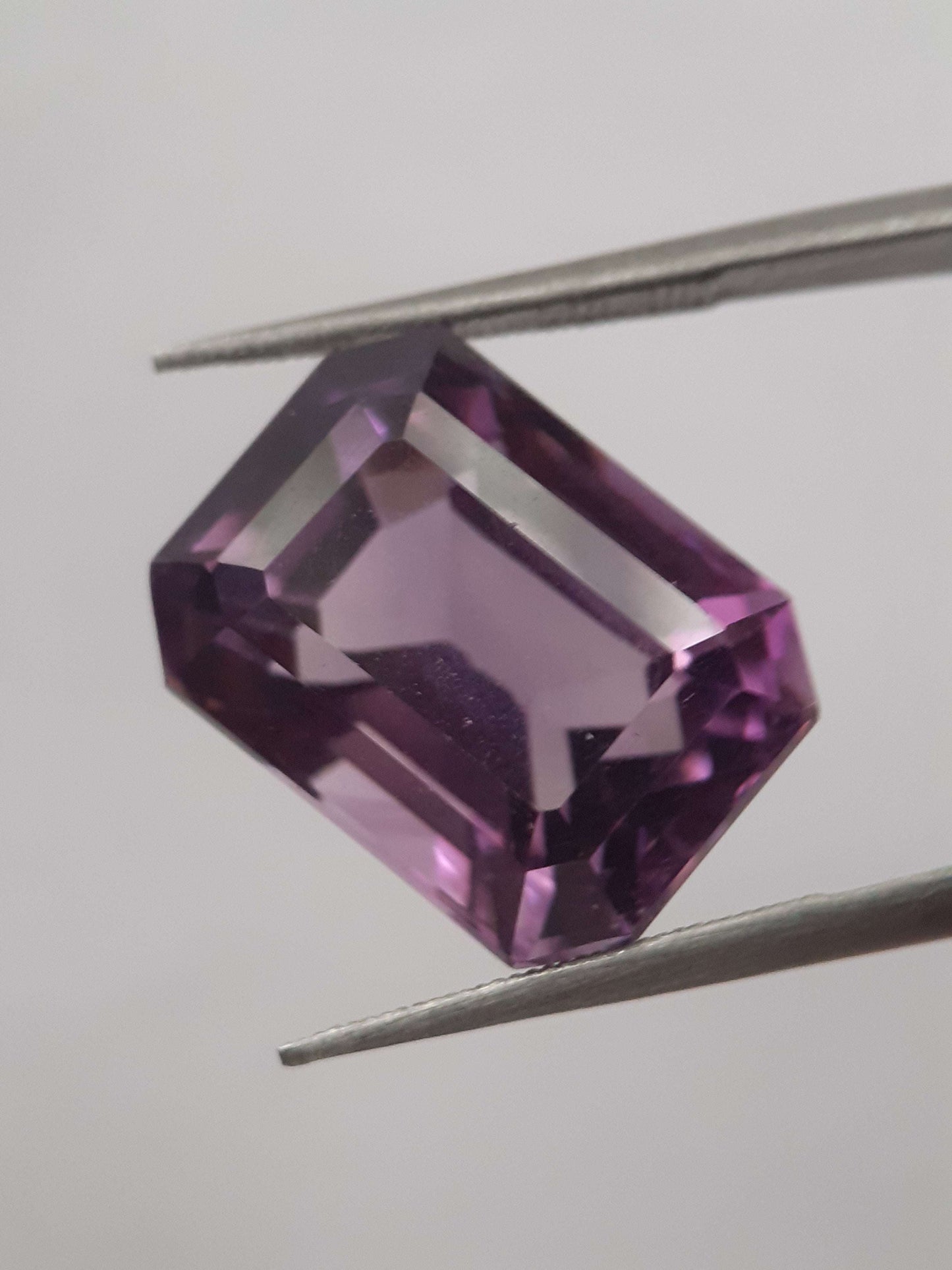 Natural pinkish purple Amethyst - 12.134 ct - octagon - certified natural