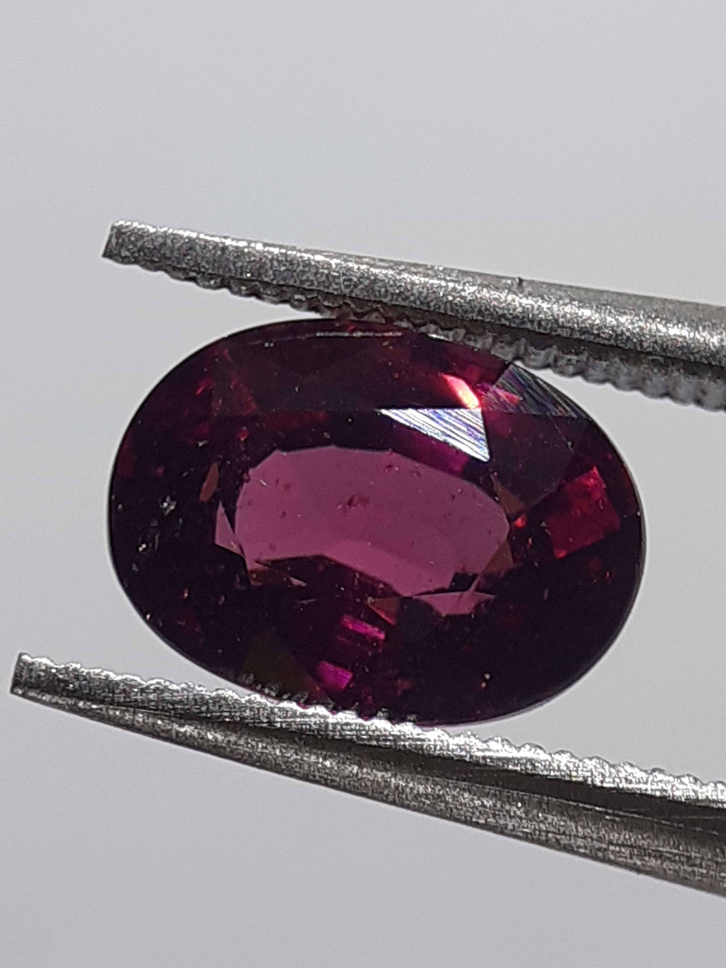 Natural pinkish purple Rhodolite Garnet - 1.32 ct - Oval - unheated - Africa - certified by NGB - Natural Gems Belgium