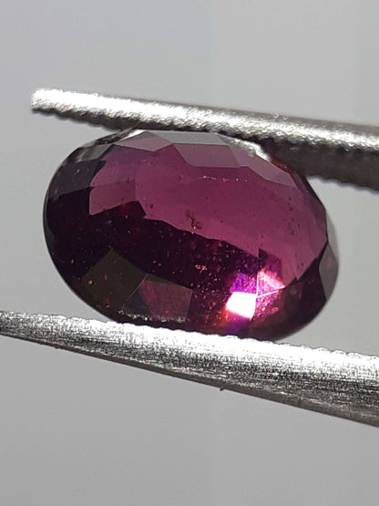 Natural pinkish purple Rhodolite Garnet - 1.32 ct - Oval - unheated - Africa - certified by NGB - Natural Gems Belgium