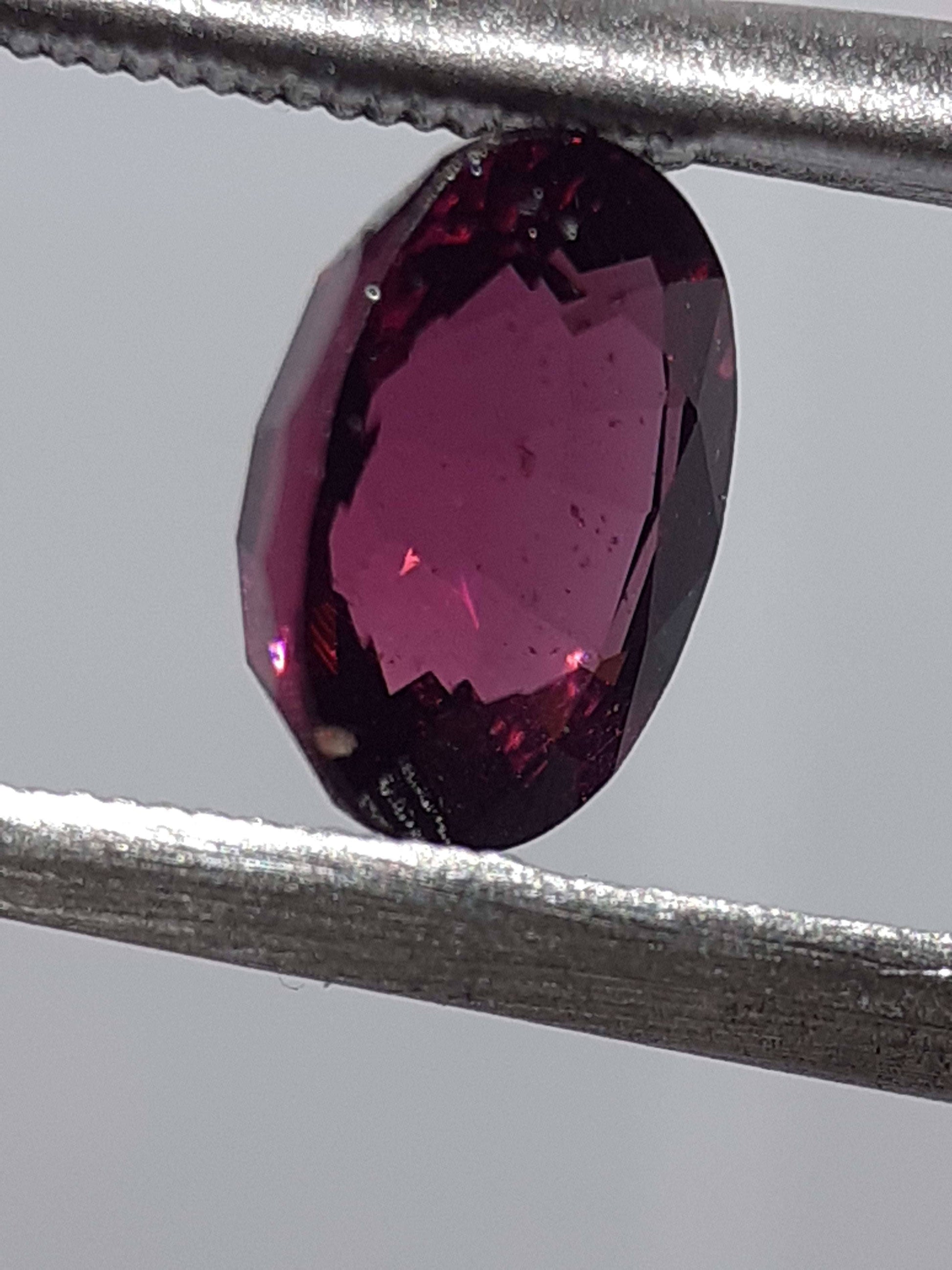 Natural pinkish purple Rhodolite Garnet - 1.32 ct - Oval - unheated - Africa - certified by NGB - Natural Gems Belgium