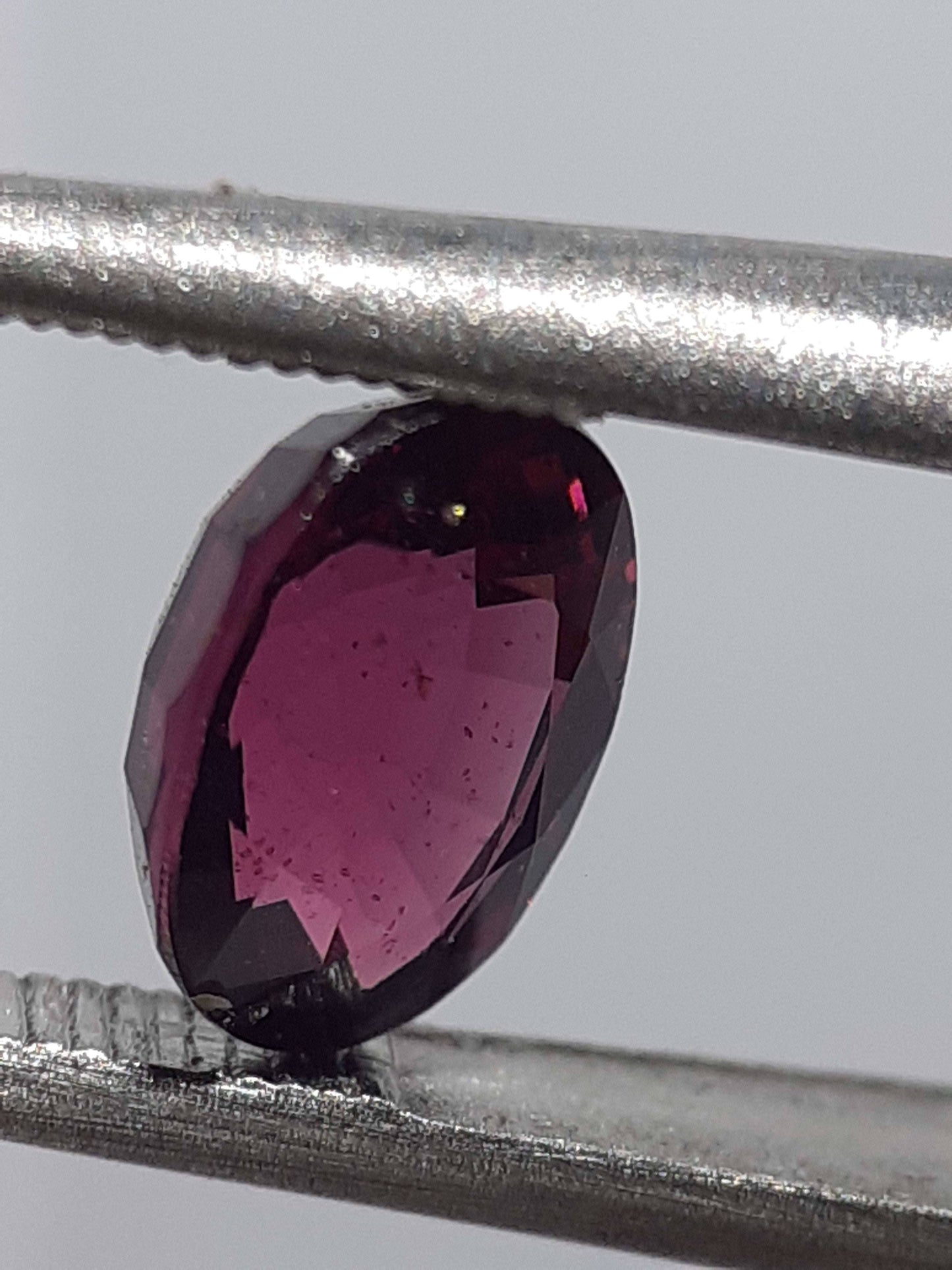 Natural pinkish purple Rhodolite Garnet - 1.32 ct - Oval - unheated - Africa - certified by NGB - Natural Gems Belgium