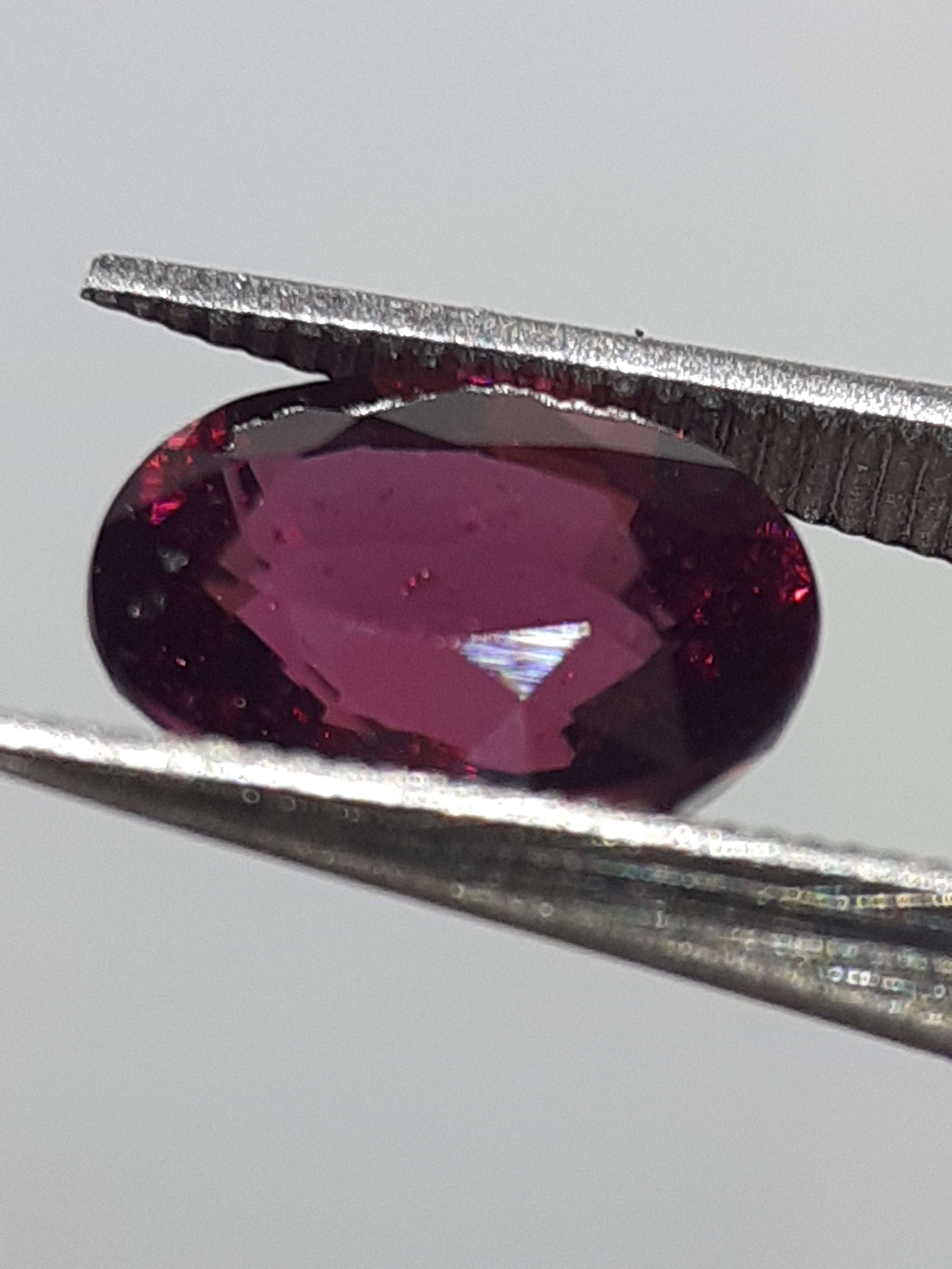 Natural pinkish purple Rhodolite Garnet - 1.32 ct - Oval - unheated - Africa - certified by NGB - Natural Gems Belgium