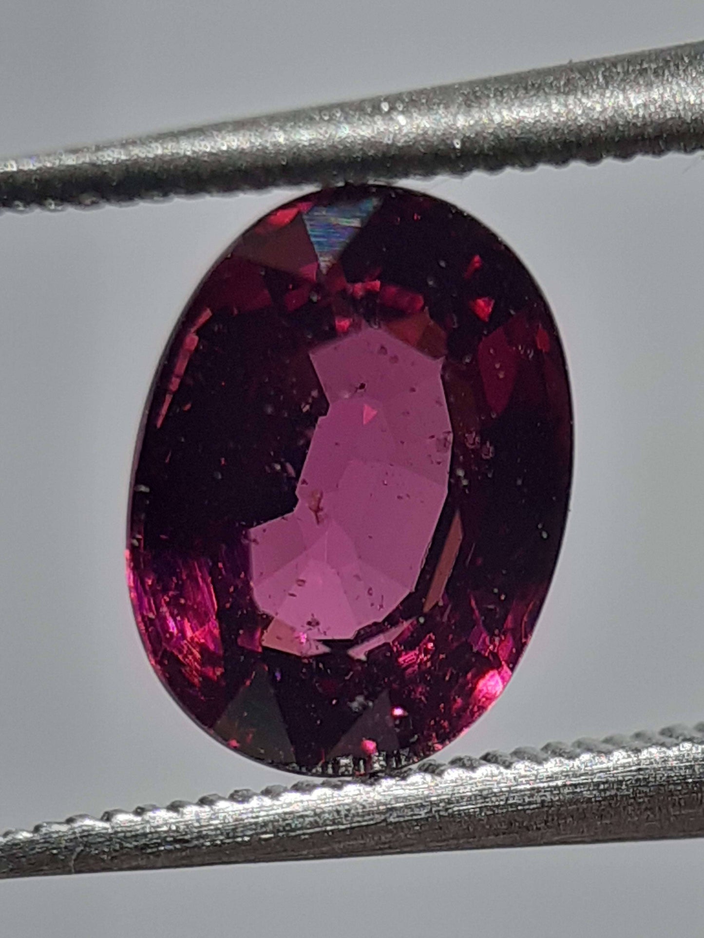 Natural pinkish purple Rhodolite Garnet - 1.32 ct - Oval - unheated - Africa - certified by NGB - Natural Gems Belgium