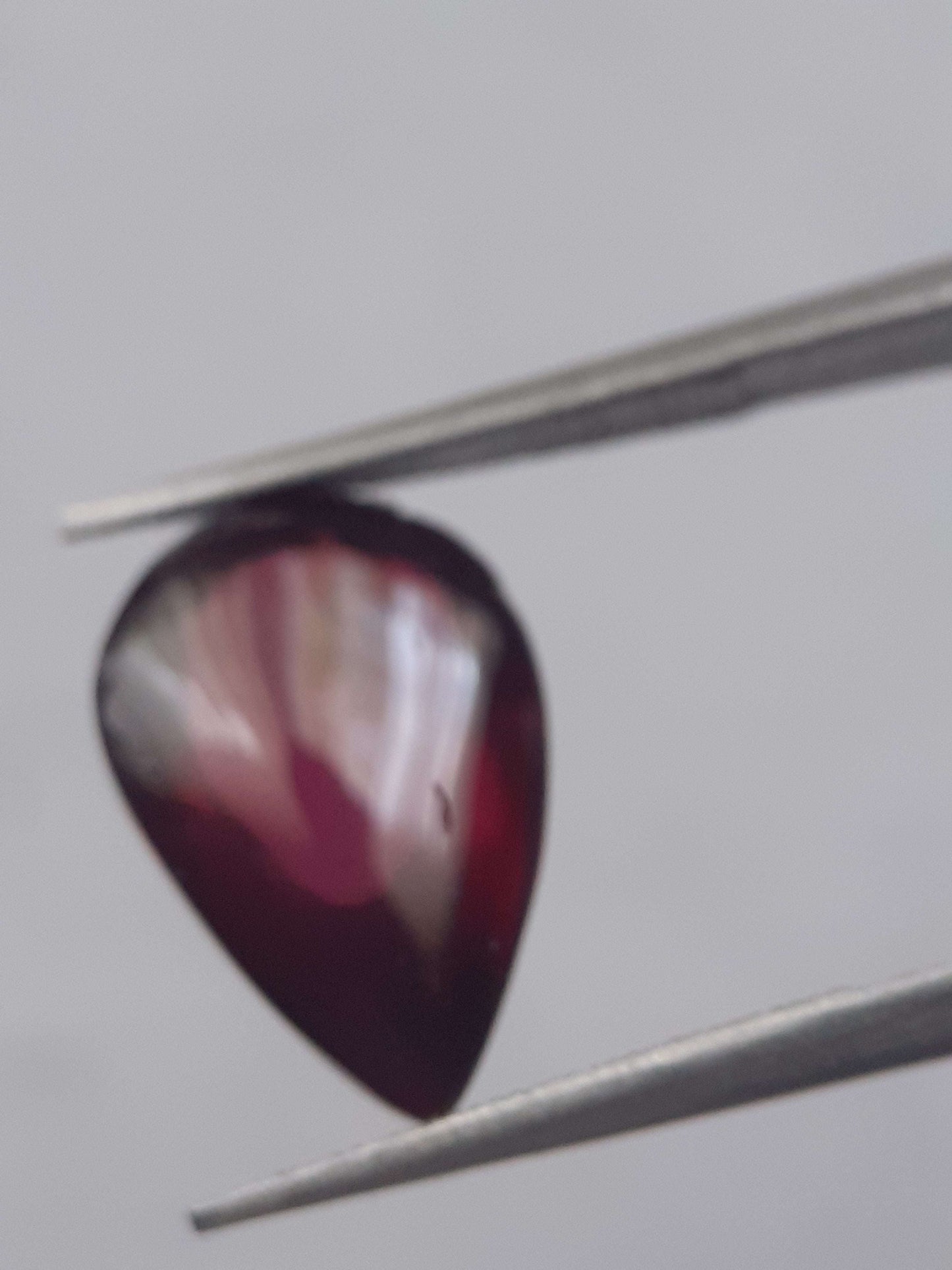 Natural pinkish purple Rhodolite Garnet - 6.565 ct - pear - unheated