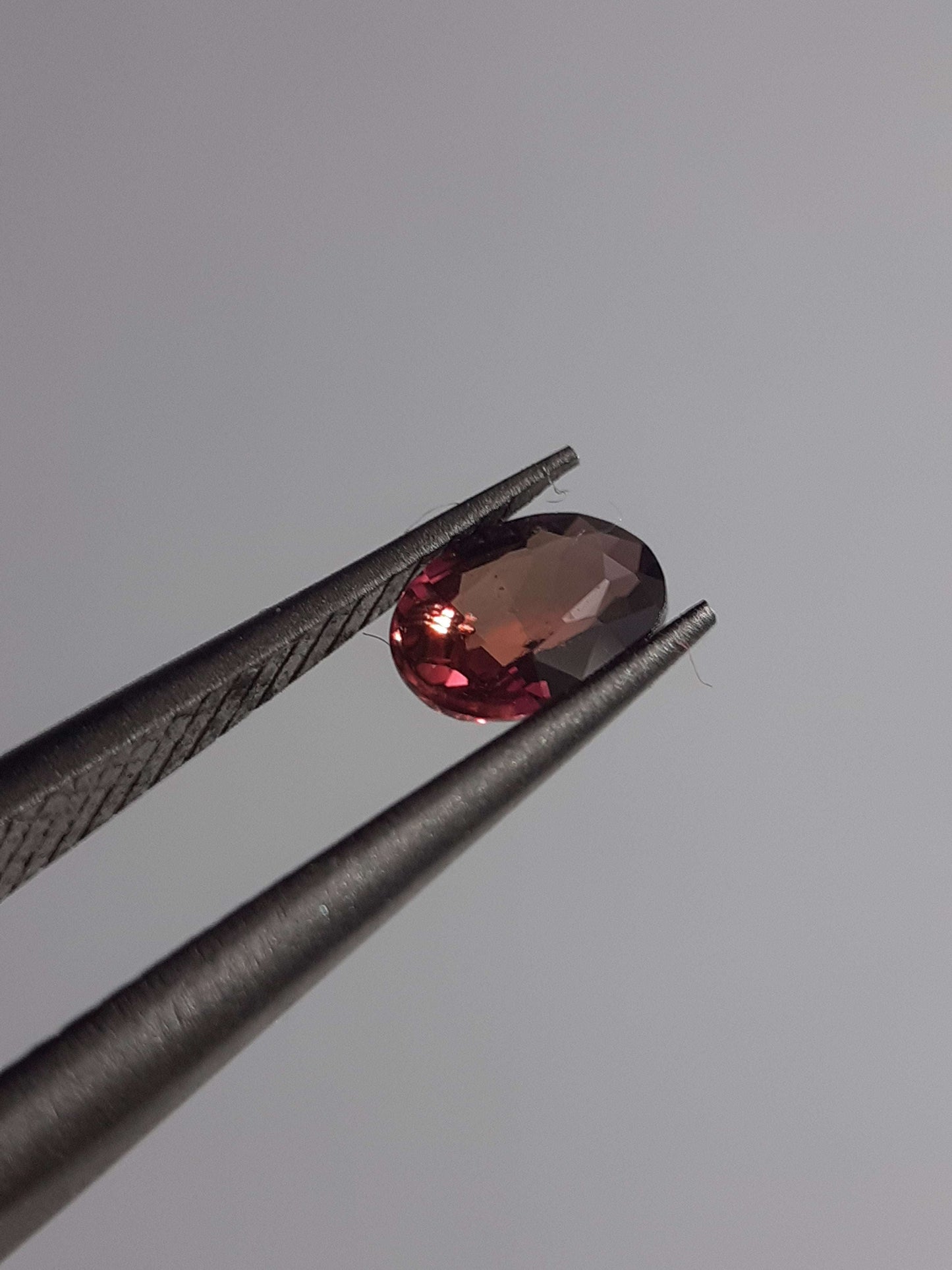 Natural pinkish reddish purple sapphire - 0.37ct - oval - unheated - certified by NGB - Natural Gems Belgium