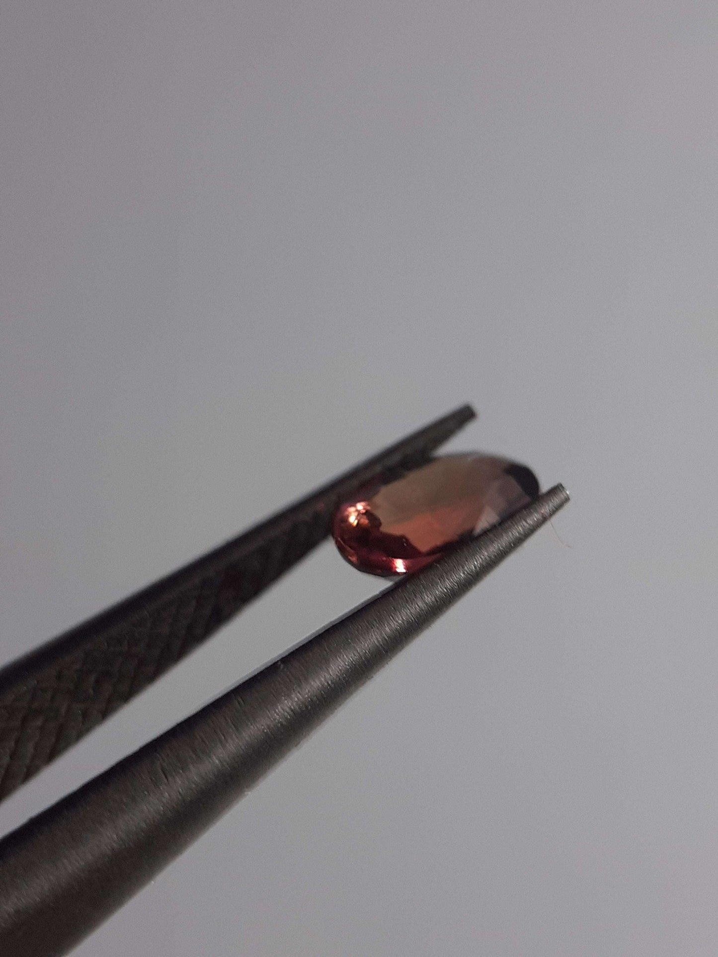 Natural pinkish reddish purple sapphire - 0.37ct - oval - unheated - certified by NGB - Natural Gems Belgium