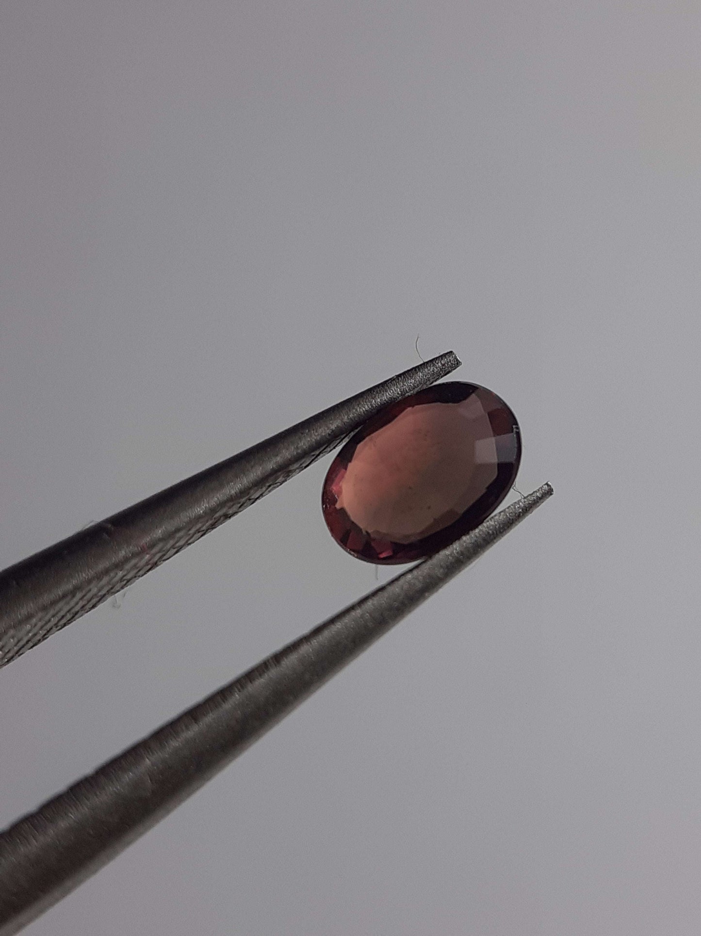 Natural pinkish reddish purple sapphire - 0.37ct - oval - unheated - certified by NGB - Natural Gems Belgium