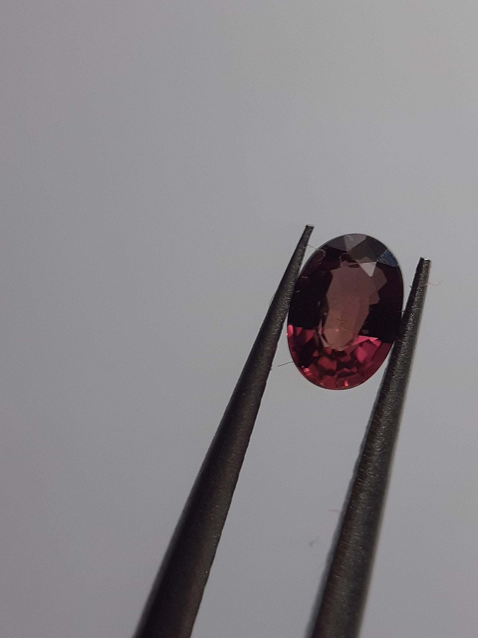 Natural pinkish reddish purple sapphire - 0.37ct - oval - unheated - certified by NGB - Natural Gems Belgium