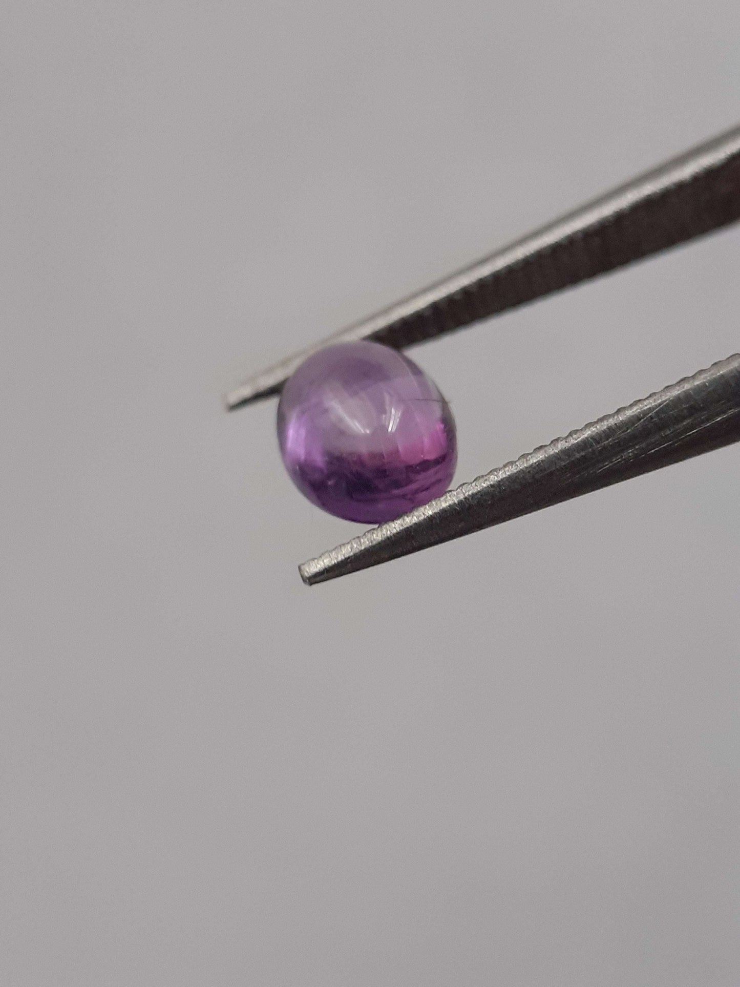 Natural purple Amethyst - 0.35 ct - oval cabochon - 5.1 x 4.1 mm - unheated