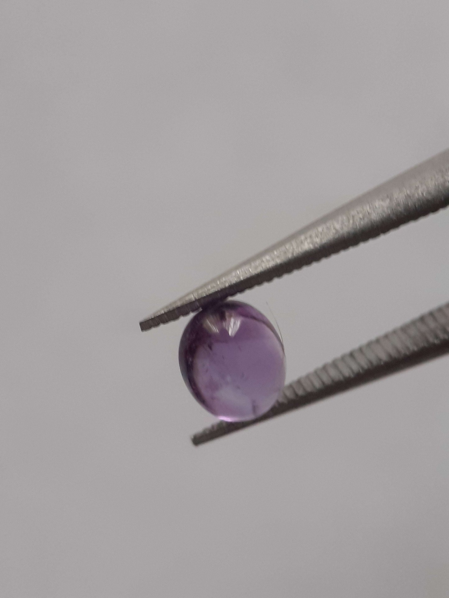 Natural purple Amethyst - 0.35 ct - oval cabochon - 5.1 x 4.1 mm - unheated