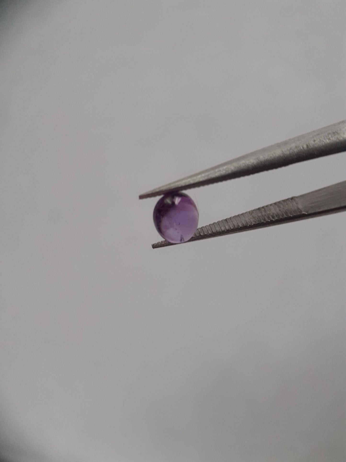 Natural purple Amethyst - 0.35 ct - oval cabochon - 5.1 x 4.1 mm - unheated