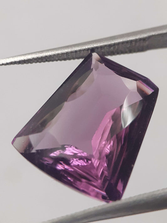 Natural purple Amethyst - 4.982 ct - tapered baguette - concave/custom cut - unheated