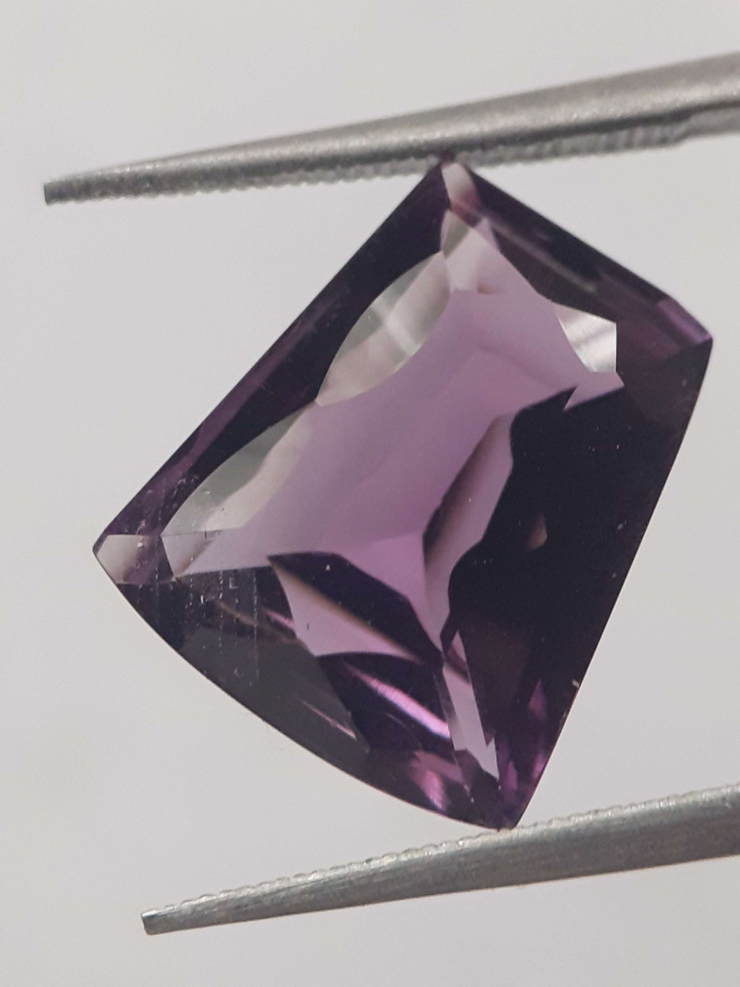 Natural purple Amethyst - 4.982 ct - tapered baguette - concave/custom cut - unheated