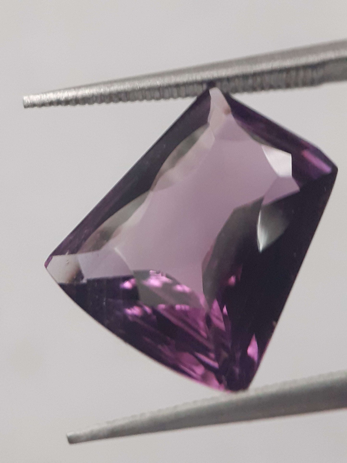 Natural purple Amethyst - 4.982 ct - tapered baguette - concave/custom cut - unheated