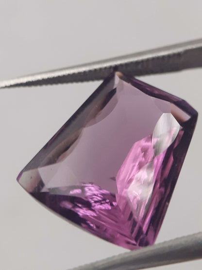 Natural purple Amethyst - 4.982 ct - tapered baguette - concave/custom cut - unheated