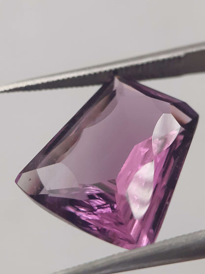 Natural purple Amethyst - 4.982 ct - tapered baguette - concave/custom cut - unheated