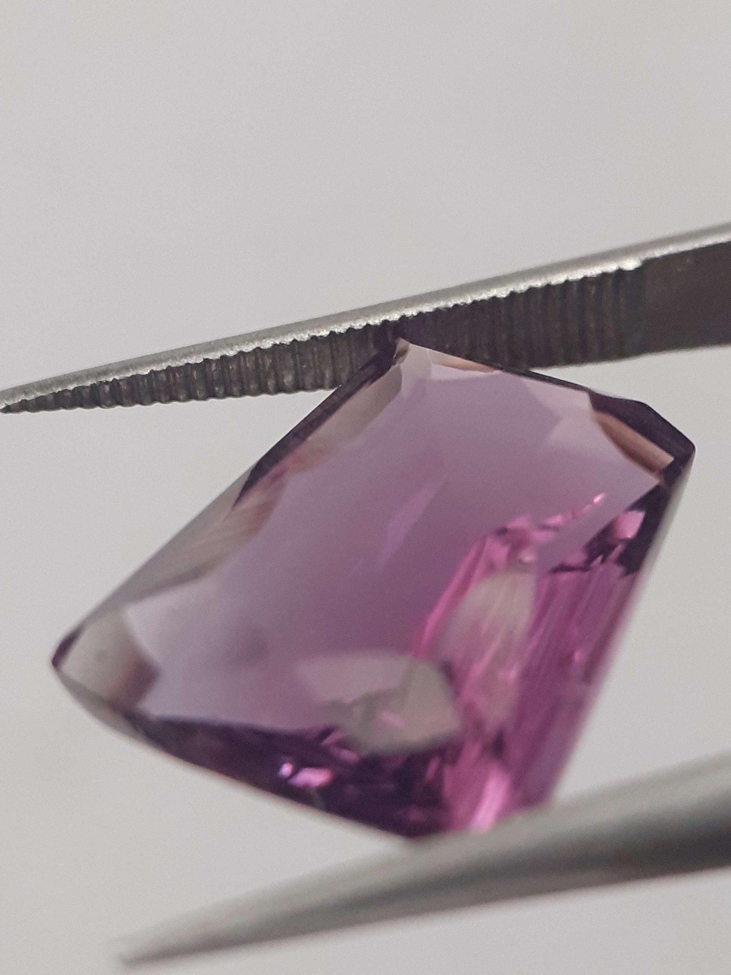 Natural purple Amethyst - 4.982 ct - tapered baguette - concave/custom cut - unheated