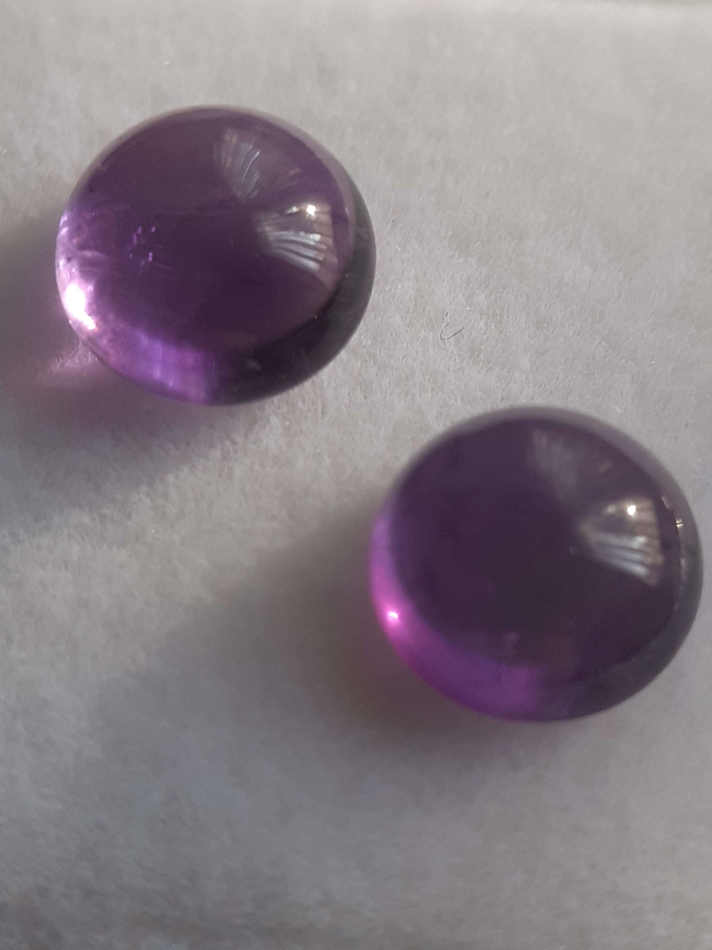 Natural purple Amethyst - matching pair - 2.89 tcw - round cabochon - approx 2.9 mm - unheated