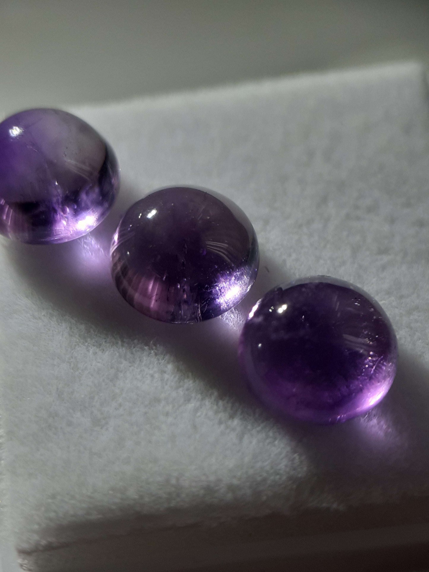 Natural purple Amethyst - set of 3 - 4.69 tcw - round cabochon - approx 7 x7 mm - unheated