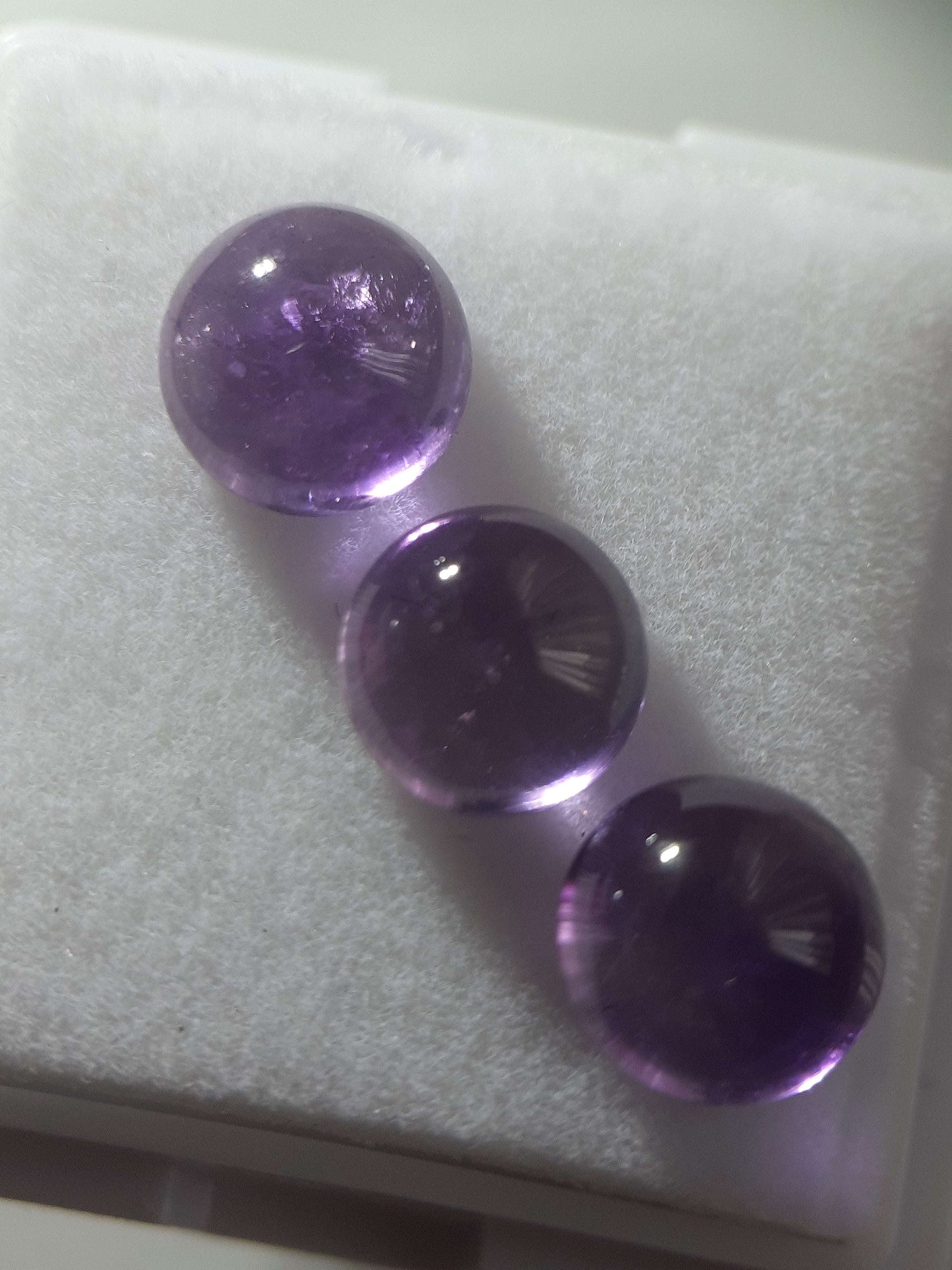 Natural purple Amethyst - set of 3 - 4.69 tcw - round cabochon - approx 7 x7 mm - unheated