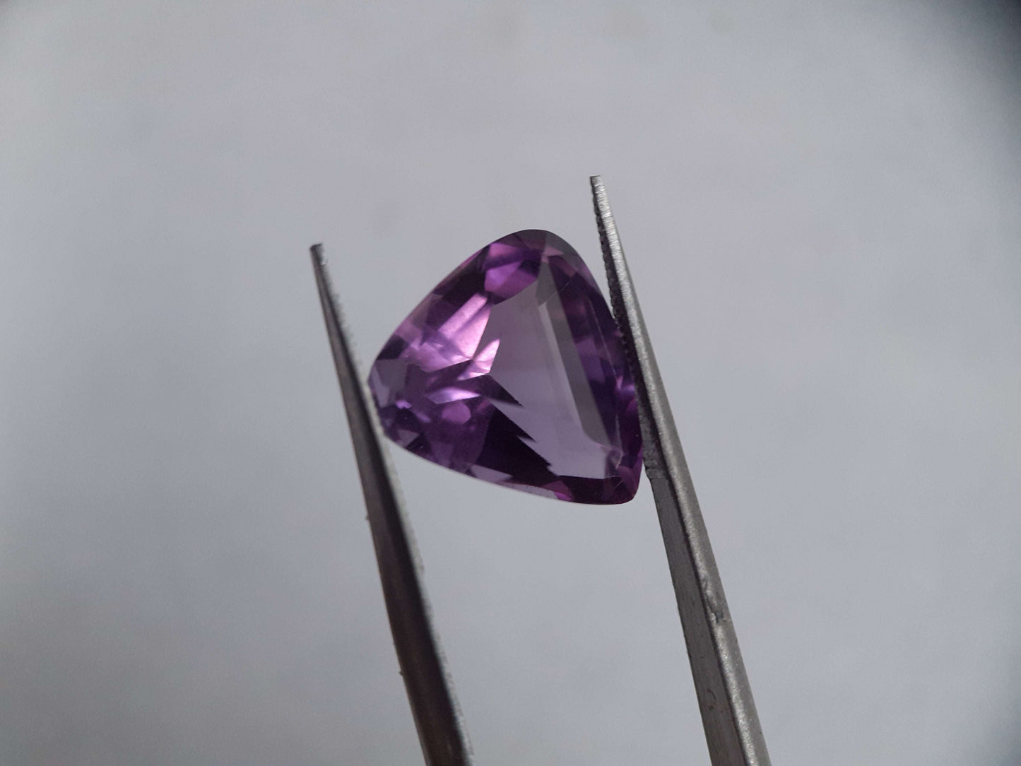 Natural purple to medium purple Amethyst - 5.44 ct - trillion - unheated