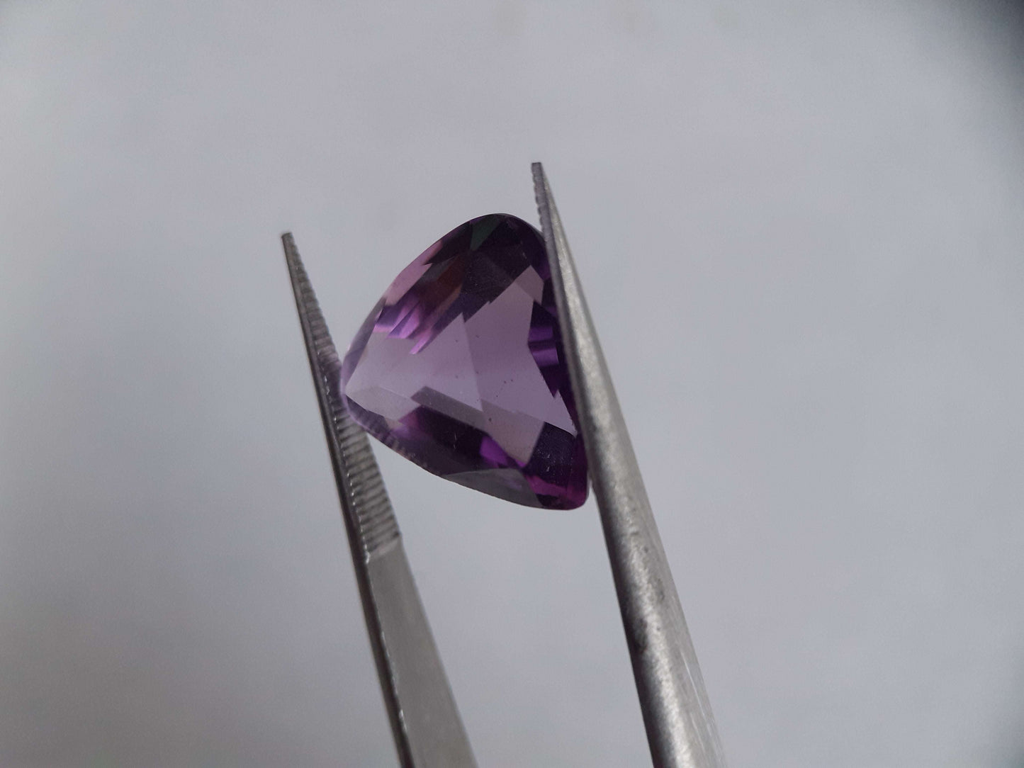 Natural purple to medium purple Amethyst - 5.44 ct - trillion - unheated