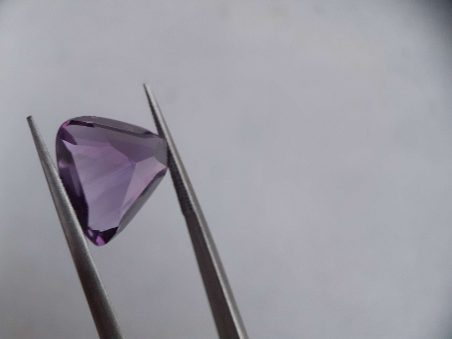 Natural purple to medium purple Amethyst - 5.44 ct - trillion - unheated