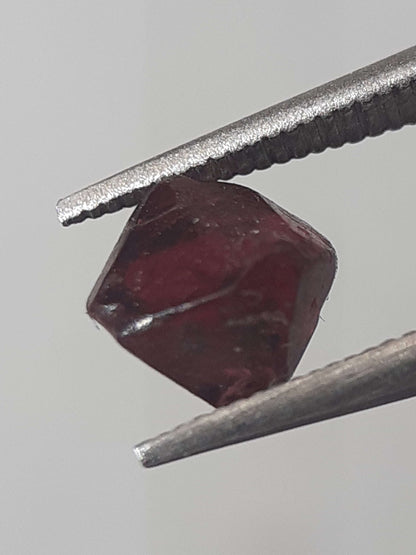 Natural purplish deep red Spinel - 0.765 ct - Rough Gemstone - unheated