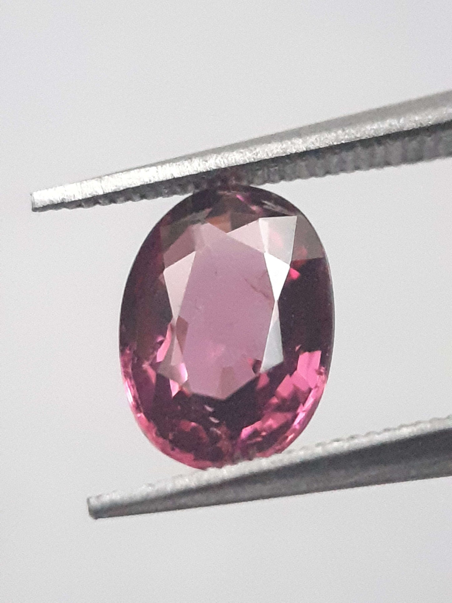 Natural purplish pink Rhodolite Garnet - 1.287 ct - oval - unheated.