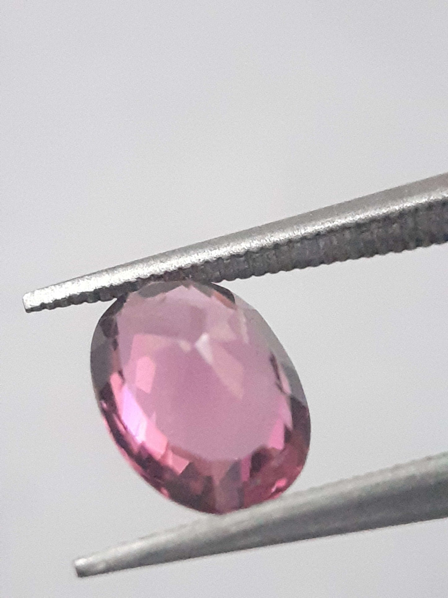 Natural purplish pink Rhodolite Garnet - 1.287 ct - oval - unheated.