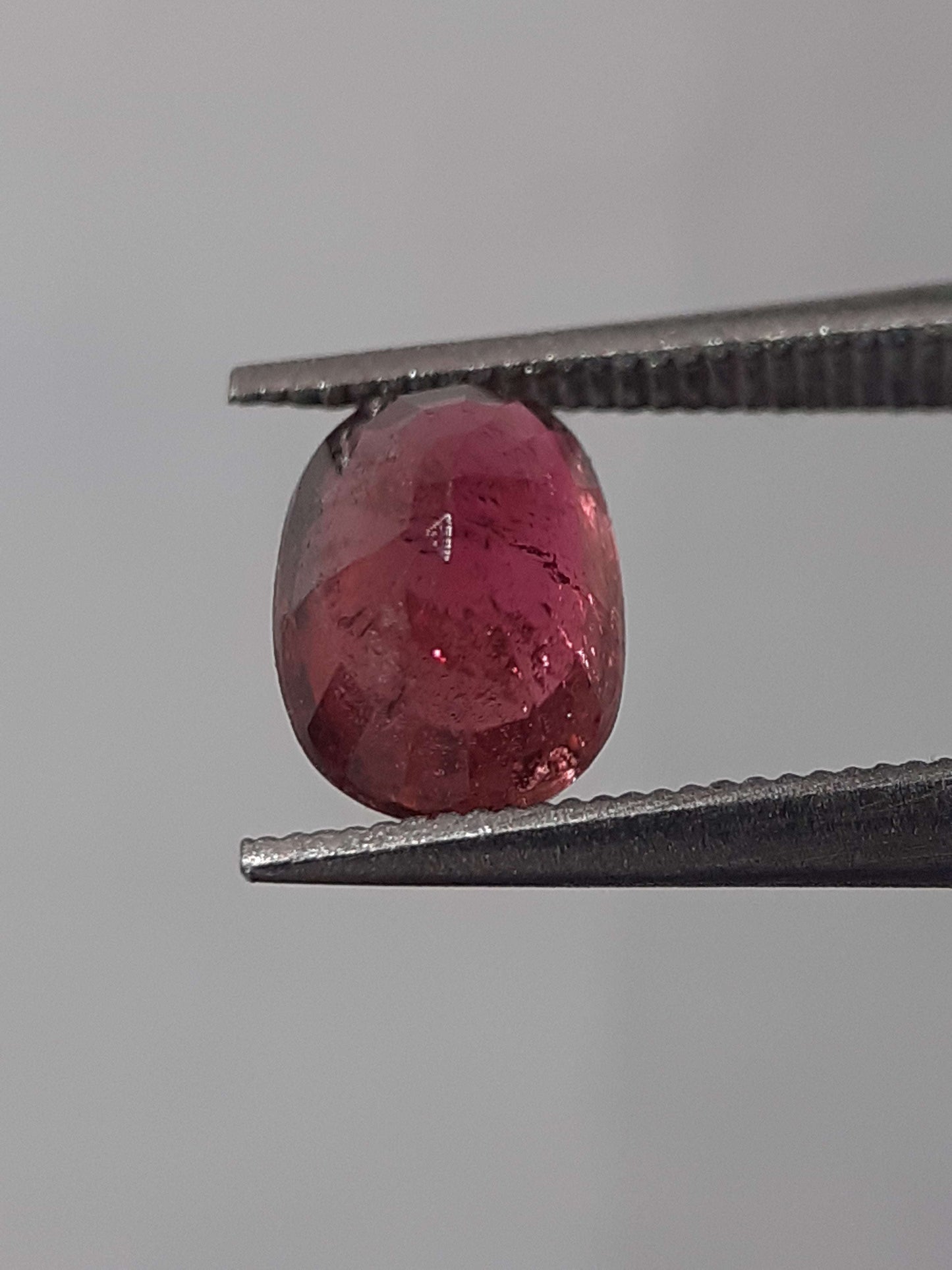 Natural Purplish pink Tourmaline - 0.84 ct - oval - unheated - certified by NGB - Natural Gems Belgium