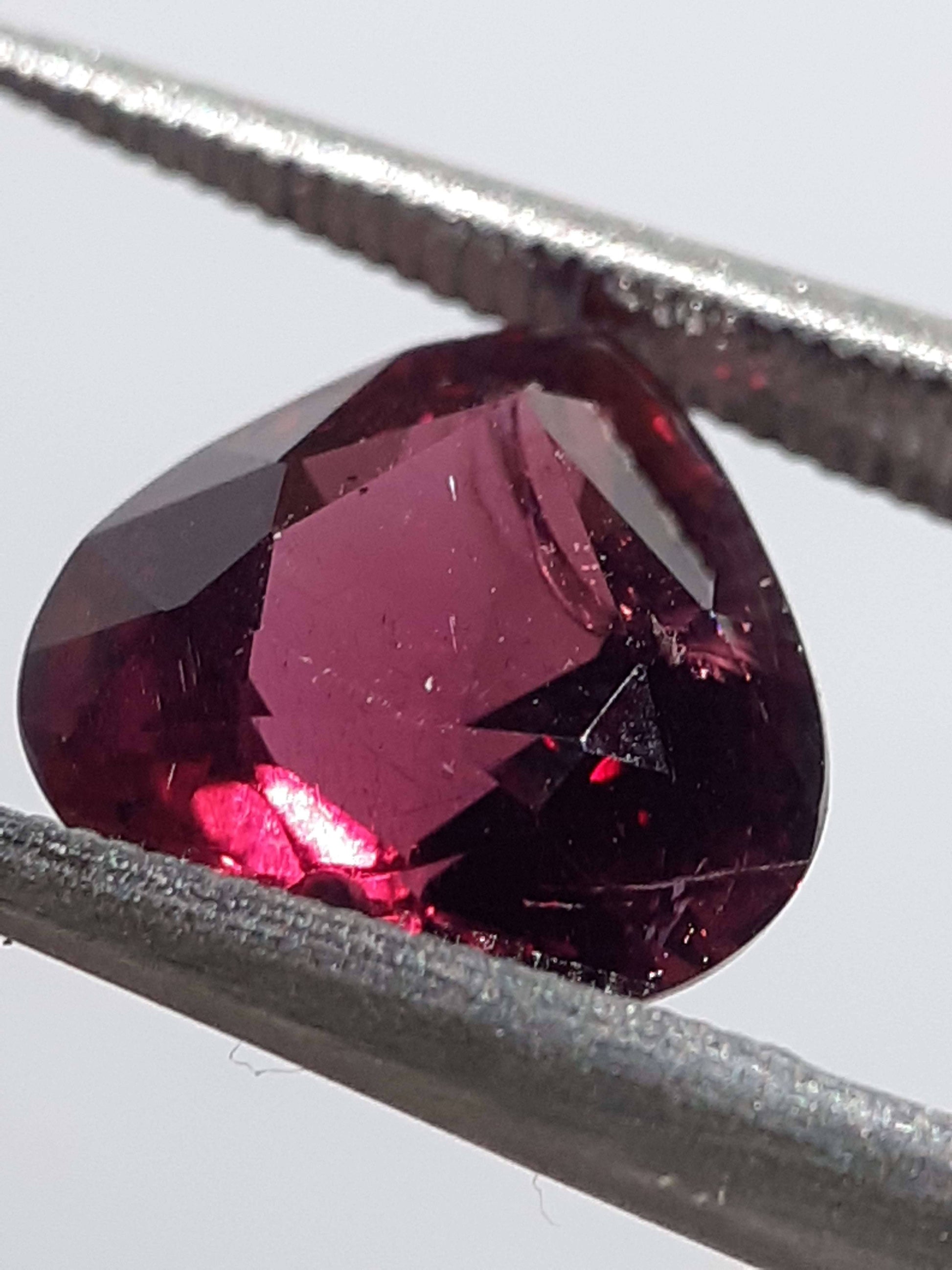 Natural purplish pinkish red Garnet - 2.38 ct - Heart - unheated - Africa - certified by NGB - Natural Gems Belgium