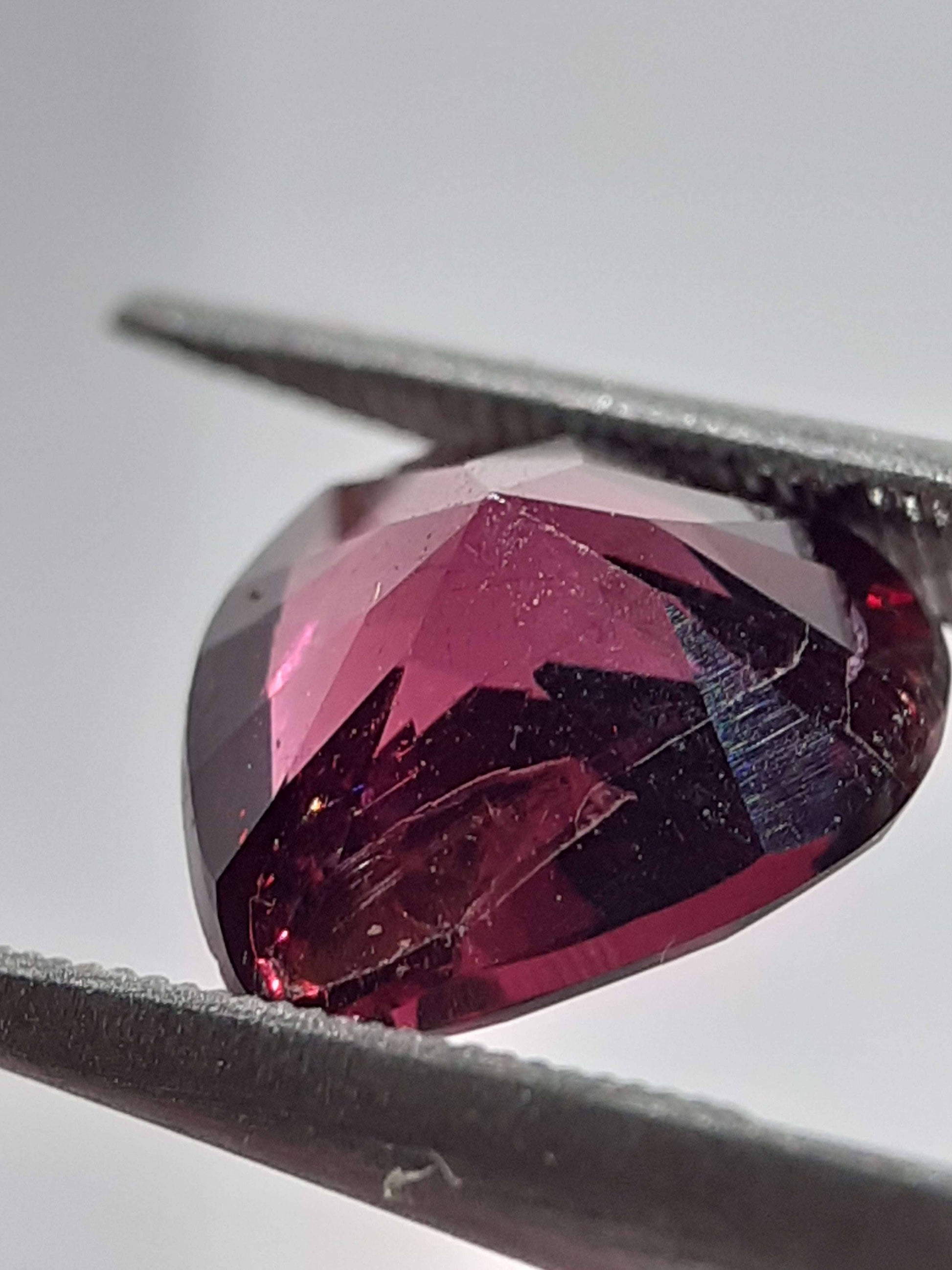 Natural purplish pinkish red Garnet - 2.38 ct - Heart - unheated - Africa - certified by NGB - Natural Gems Belgium