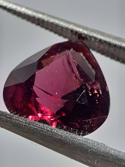 Natural purplish pinkish red Garnet - 2.38 ct - Heart - unheated - Africa - certified by NGB - Natural Gems Belgium