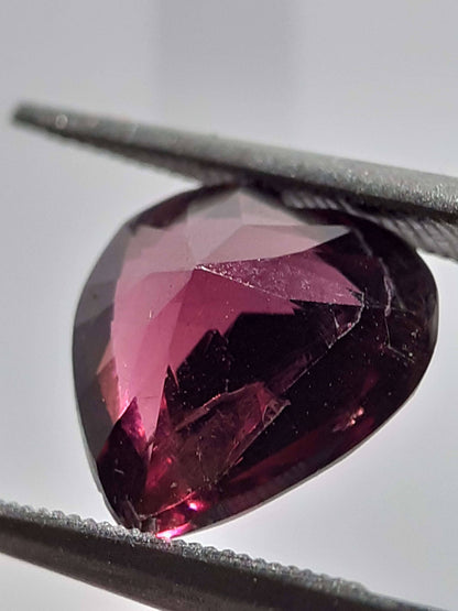 Natural purplish pinkish red Garnet - 2.38 ct - Heart - unheated - Africa - certified by NGB - Natural Gems Belgium