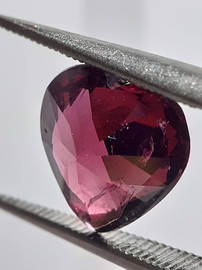 Natural purplish pinkish red Garnet - 2.38 ct - Heart - unheated - Africa - certified by NGB - Natural Gems Belgium