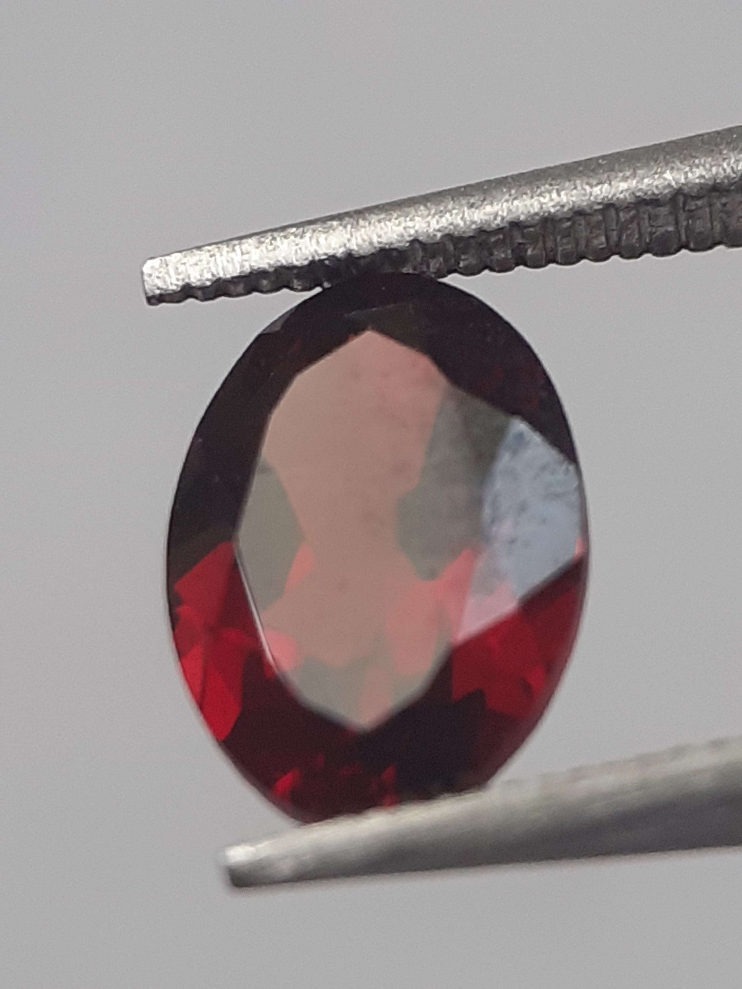 Natural purplish pinkish red Rhodolite Garnet - 0.895 ct - oval - unheated.