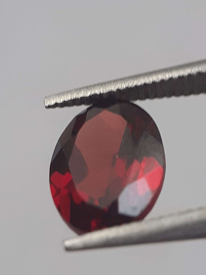 Natural purplish pinkish red Rhodolite Garnet - 0.895 ct - oval - unheated.