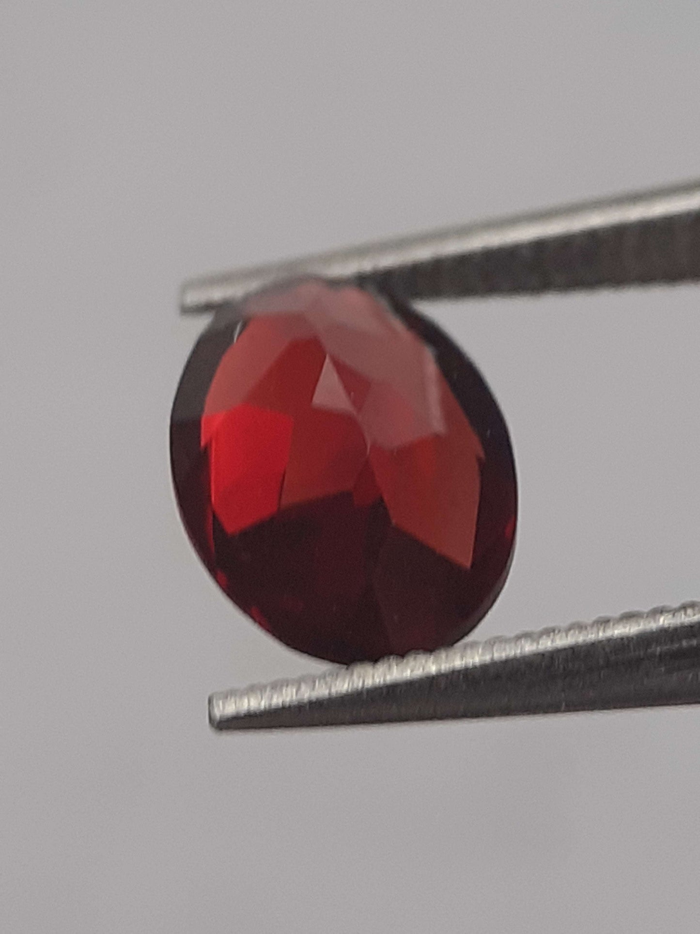 Natural purplish pinkish red Rhodolite Garnet - 0.895 ct - oval - unheated.