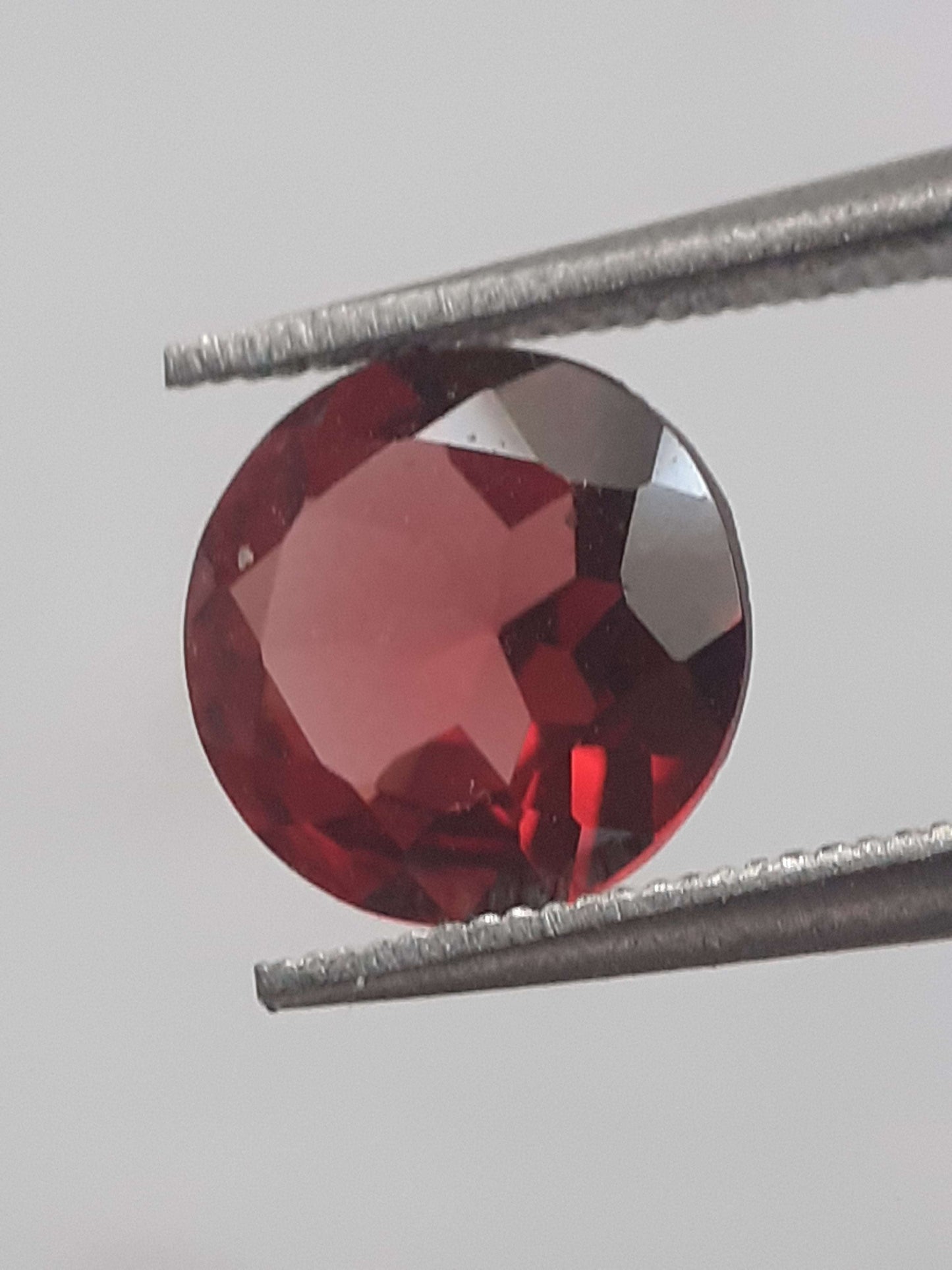 Natural purplish pinkish red Rhodolite Garnet - 1.075 ct - round - unheated.