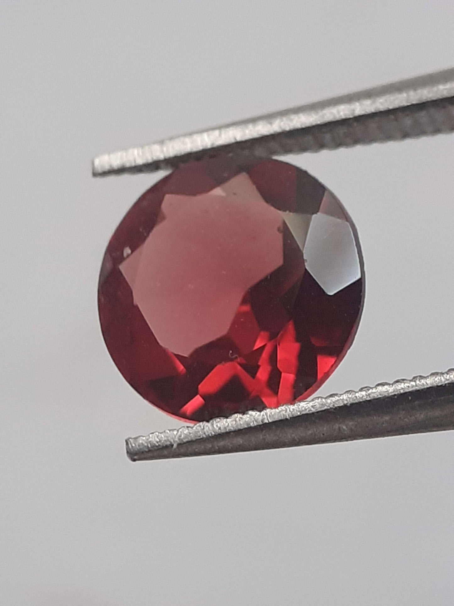 Natural purplish pinkish red Rhodolite Garnet - 1.075 ct - round - unheated.