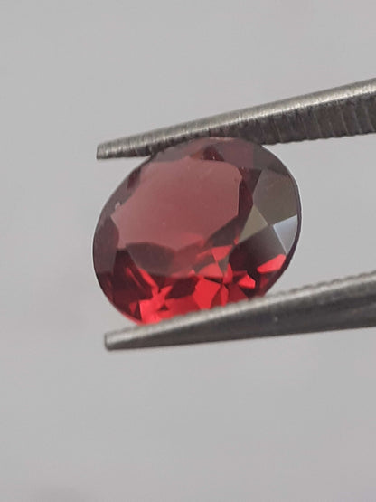 Natural purplish pinkish red Rhodolite Garnet - 1.075 ct - round - unheated.