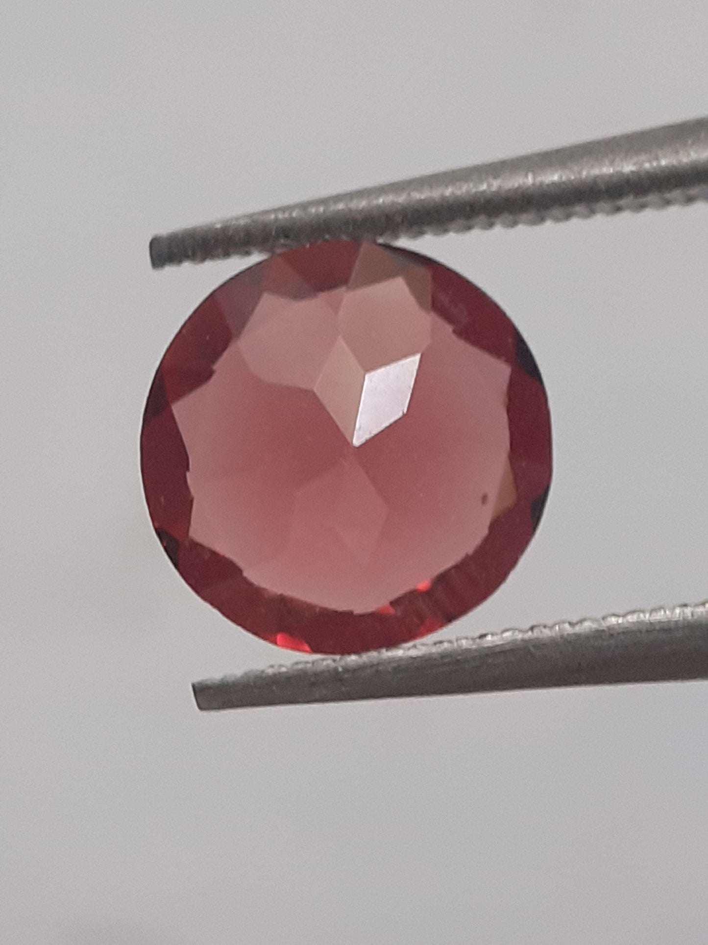 Natural purplish pinkish red Rhodolite Garnet - 1.075 ct - round - unheated.